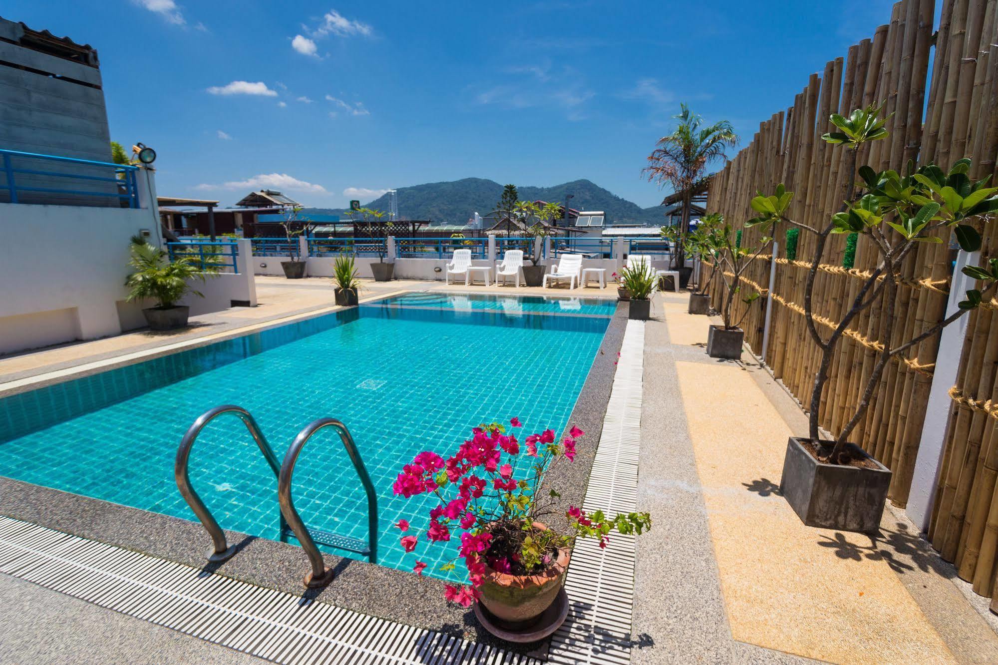 Пхукет патонг отели 3 звезды. Отели Патонга Пхукет 3 звезды Patong. Star House Patong 3*. Отель 3 звезды Патонг с бассейном на крыше.